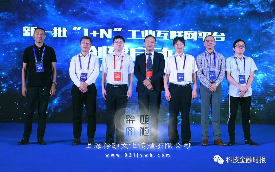 會(huì)議感謝信該怎么寫？ 此次全國性會(huì)議的順利舉辦，得益于佛山方面的鼎力支持與幫助。為表示謝意，會(huì)務(wù)組以中國×××××和省×××××的名義發(fā)函，感謝東道主上海市的巨大付出與盛情款待。 中國××××××2020年年會(huì)感謝信 上海市委、市政府： ×月×日至×日，中國××××××2020年年會(huì)暨落實(shí)科學(xué)發(fā)展觀推進(jìn)行政管理體制改革會(huì)議在上海市上海市成功舉行。中國××××××負(fù)責(zé)人×××，中央編辦副主任×××，上海市委副書記×××，省委常委、上海市委書記×××等領(lǐng)導(dǎo)出席會(huì)議，上海市委副書記、市長×××代表上海市委、市政府在開幕式上致辭。國務(wù)院辦公廳、國家發(fā)展改革委、中央政策研究室等中央有關(guān)部門及上海市委、省政府相關(guān)部門的負(fù)責(zé)人一同出席了開幕式，來自全國各省、市、自治區(qū)黨政部門的實(shí)際工作者及部分理論工作者共380多人參加了會(huì)議。會(huì)議代表圍繞深化行政體制改革的主題，進(jìn)行了深入探討，提出了許多新觀點(diǎn)、新理念、新見解，對(duì)于推進(jìn)行政體制改革和政府管理創(chuàng)新，推動(dòng)經(jīng)濟(jì)社會(huì)全面發(fā)展將產(chǎn)生廣泛而深遠(yuǎn)的影響。20多家國內(nèi)主流媒體對(duì)會(huì)議進(jìn)行了跟蹤報(bào)道，與會(huì)領(lǐng)導(dǎo)、代表及有關(guān)方面對(duì)會(huì)議給予了高度評(píng)價(jià)。 這次會(huì)議的順利舉辦，得益于貴市領(lǐng)導(dǎo)的遠(yuǎn)見卓識(shí)和對(duì)行政改革事業(yè)的高度重視，得益于貴市政府的通力協(xié)作和財(cái)力、物力、人力上的巨大支持。貴市為大會(huì)的勝利召開搭建了強(qiáng)而有力的平臺(tái)，提供了全方位的保障，確保了會(huì)議的圓滿成功；貴市為大會(huì)在行政管理體制改革領(lǐng)域所作的經(jīng)驗(yàn)介紹及食宿、參觀、考察方面的精心安排，充分反映出佛山改革開放的力度與水平，展示出禪城人的熱情、友好、修為與氣度，令與會(huì)代表耳目一新、贊不絕口。在此，謹(jǐn)表誠摯的謝意和崇高的敬意！衷心期待與貴市的再度交流與合作！ 恭祝事業(yè)大發(fā)展，業(yè)績更輝煌！ 中國×××××× 上海市×××××× 2020年×月×日