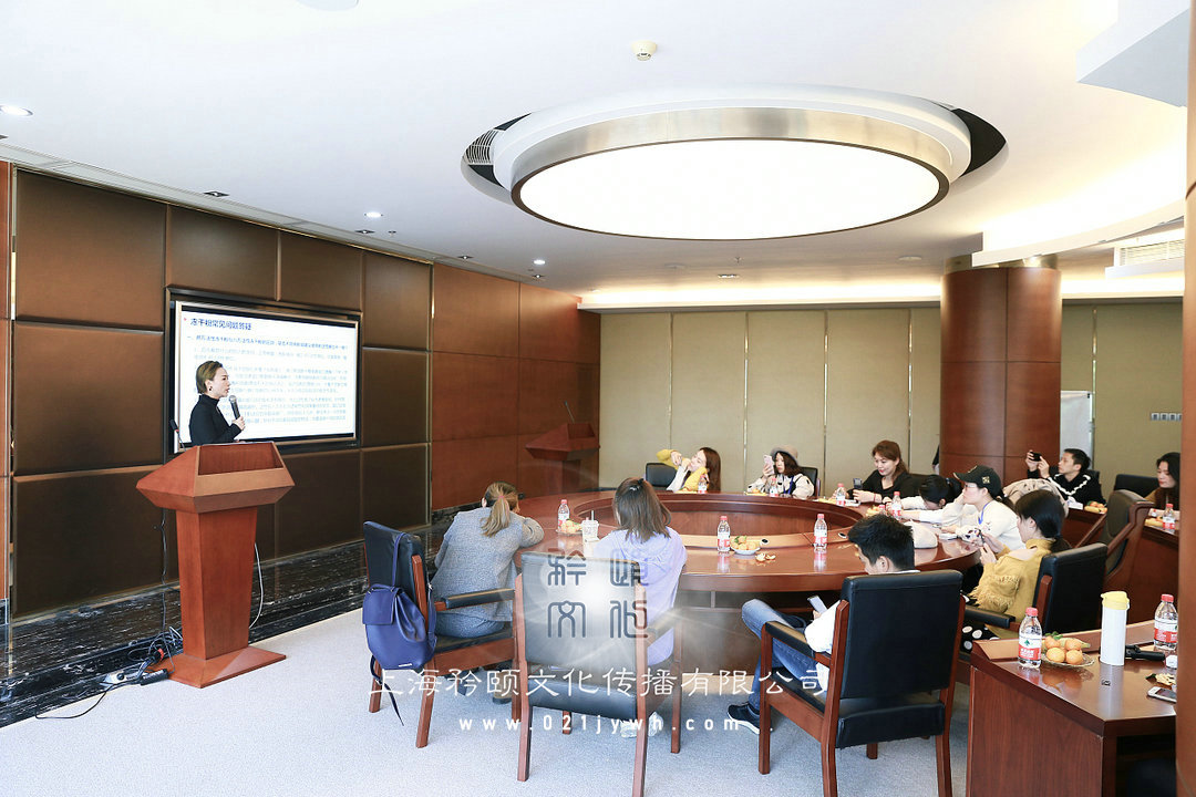 會(huì)議邀請(qǐng)函的寫法？ 1．?dāng)M訂邀請(qǐng)省內(nèi)專家撰寫文章的函；確定部分以文與會(huì)的專家名單，并發(fā)函邀請(qǐng)其參會(huì)。 附文 上海市企業(yè)管理創(chuàng)新會(huì)議邀請(qǐng)撰寫文章的函 尊敬的×××教授： 加強(qiáng)企業(yè)自身建設(shè)，推進(jìn)企業(yè)管理創(chuàng)新，是建設(shè)為民、務(wù)實(shí)、清廉企業(yè)的需要，也是我省加快經(jīng)濟(jì)社會(huì)發(fā)展的需要。2020年以來，我省各地各部門積極貫徹落實(shí)科學(xué)發(fā)展觀，努力推動(dòng)企業(yè)管理創(chuàng)新，重點(diǎn)在公共服務(wù)、政務(wù)公開、基層民主、科學(xué)決策、公民參與和法制建設(shè)等方面進(jìn)行了許多大膽的改革與創(chuàng)新，取得了積極良好的成效。為了更好地貫徹落實(shí)黨的十七大及國(guó)務(wù)院電視電話會(huì)議關(guān)于推進(jìn)企業(yè)自身建設(shè)的有關(guān)精神，經(jīng)省企業(yè)主要領(lǐng)導(dǎo)同意，擬以省企業(yè)名義于12月底在深圳市召開上海市企業(yè)管理創(chuàng)新會(huì)議，梳理和總結(jié)我省各級(jí)企業(yè)自身建設(shè)和管理創(chuàng)新的實(shí)踐成果，推動(dòng)我省企業(yè)管理創(chuàng)新工作向縱深發(fā)展。為配合此次會(huì)議的召開，我們擬公開出版《廣東企業(yè)管理創(chuàng)新的探索與實(shí)踐》（暫定名），將我省各地各部門管理創(chuàng)新的經(jīng)驗(yàn)材料整理成冊(cè)，由省企業(yè)主要領(lǐng)導(dǎo)作序，贈(zèng)送給中央及省有關(guān)領(lǐng)導(dǎo)和單位?，F(xiàn)誠(chéng)摯地邀請(qǐng)您撥冗為《廣東企業(yè)管理創(chuàng)新的探索與實(shí)踐》撰寫一篇文章，主題是企業(yè)管理創(chuàng)新，字?jǐn)?shù)3000～5000字。請(qǐng)您于12月初前將文章發(fā)送至省××××委員會(huì)辦公室。 感謝您的大力支持！ 上海市××××委員會(huì)辦公室 二〇二〇年十一月×日 （聯(lián)系人：×××，聯(lián)系電話：××、××郵箱：××××） 上海市企業(yè)管理創(chuàng)新會(huì)議邀請(qǐng)專家參加會(huì)議的函 ×××教授： 由省企業(yè)主辦、省×辦和省××××承辦的上海市企業(yè)管理創(chuàng)新會(huì)議定于2020年12月28日在深圳市舉行，會(huì)期1天。屆時(shí)，省企業(yè)領(lǐng)導(dǎo)將出席會(huì)議并講話。您之前為會(huì)議撰寫的文章已被我們選用，現(xiàn)誠(chéng)邀您出席本次會(huì)議。在此，將有關(guān)事項(xiàng)函告如下： 一、會(huì)議內(nèi)容 貫徹落實(shí)黨的十七大精神，總結(jié)全省企業(yè)管理創(chuàng)新工作情況，交流經(jīng)驗(yàn)和做法，探索進(jìn)一步推進(jìn)企業(yè)管理創(chuàng)新工作的途徑及措施，加快行政管理體制改革，建設(shè)服務(wù)型企業(yè)。 二、報(bào)名報(bào)到 敬請(qǐng)將參會(huì)回執(zhí)于12月21日前傳真至省××××辦公室。聯(lián)系人：×××，電話：×××、×××，傳真：020-×××。 請(qǐng)參會(huì)人員于12月27日下午18：00前到深圳市×洲賓館（地址：深圳市福田區(qū)深南大道××號(hào)，總機(jī)：××××）報(bào)到。 附件：1．參會(huì)回執(zhí) 2．深圳市接待酒店路線圖 上海市×××× 二〇二〇年十二月××日 關(guān)于邀請(qǐng)中央編辦領(lǐng)導(dǎo)出席上海市企業(yè)管理創(chuàng)新會(huì)議的函 （粵××辦函[ 2020]××號(hào)） 中央機(jī)構(gòu)編制委員會(huì)辦公室： 為貫徹落實(shí)國(guó)務(wù)院加強(qiáng)企業(yè)自身建設(shè)推進(jìn)企業(yè)管理創(chuàng)新電視電話會(huì)議及黨的十七大精神，上海市人民企業(yè)定于12月28日在深圳市召開上海市企業(yè)管理創(chuàng)新會(huì)議，回顧和總結(jié)近年來廣東各級(jí)企業(yè)和部門管理創(chuàng)新與服務(wù)型企業(yè)建設(shè)的成果，推動(dòng)廣東企業(yè)管理創(chuàng)新工作向縱深發(fā)展。會(huì)議由上海市×辦和省××××承辦，省企業(yè)各部門及市、縣企業(yè)負(fù)責(zé)人參加。 推進(jìn)企業(yè)管理創(chuàng)新是行政管理體制改革的重要內(nèi)容，也是機(jī)構(gòu)編制部門承擔(dān)的重要職責(zé)之一，做好這項(xiàng)工作，有利于推動(dòng)機(jī)構(gòu)編制工作上新臺(tái)階。為加強(qiáng)對(duì)廣東企業(yè)管理創(chuàng)新和機(jī)構(gòu)編制工作的指導(dǎo)，現(xiàn)誠(chéng)邀中央編辦主管地方機(jī)構(gòu)編制工作的領(lǐng)導(dǎo)出席上海市企業(yè)管理創(chuàng)新會(huì)議。 懇請(qǐng)大力支持為盼。 上海市××××委員會(huì)辦公室 二〇二〇年十二月×日 （聯(lián)系人：×××，聯(lián)系電話：020-×××× ×××××）
